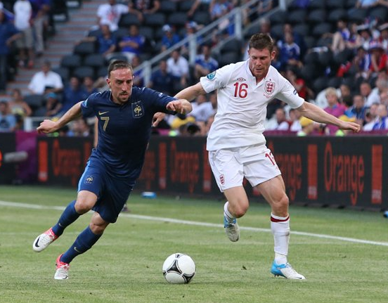 „James Milner - Franck Ribéry 20120611“ von Станислав Ведмидь/Stanislav Vedmid'/Stanisław Wiedmid' - [1]. Lizenziert unter CC BY-SA 3.0 über Wikimedia Commons.