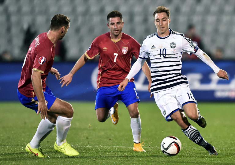 Dänemarks Mittelfeldspieler Christian Eriksen (R) im Kampf um den Ball mit Serbiens Stürmer Zoran Tosic (C) aund Abwehrspieler Branislav Ivanovic (L) am 14. November 2014. AFP PHOTO / ANDREJ ISAKOVIC