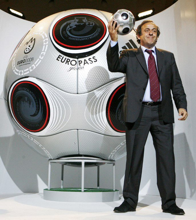 UEFA Präsident Michel Platini mit dem UEFA EURO 2008 Fußball . AFP PHOTO / DIETER NAGL