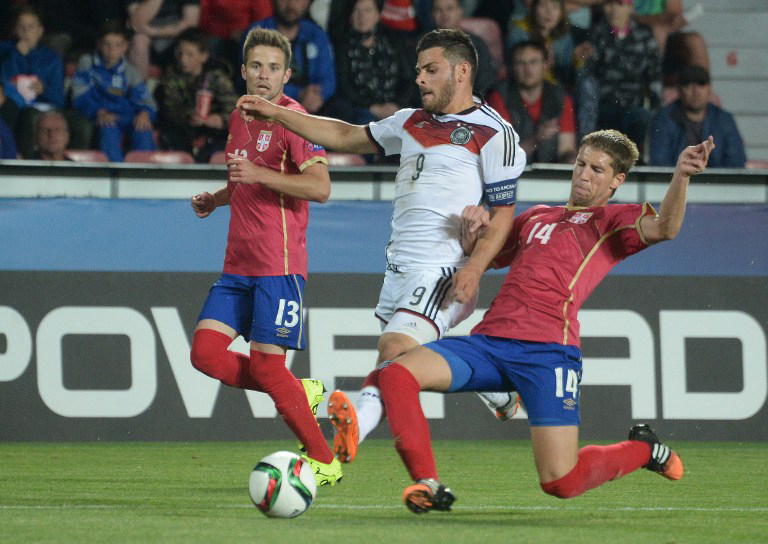 Kevin Volland im Kampf um den Ball mit Darko Brasanac (R) aus Serbien im 1.Vorrundenspiel in Prag am 17.Juni 2015.    AFP PHOTO / MICHAL CIZEK