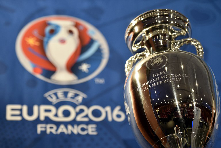 Foto vom Henri Delaunay Cup, der Tropäe der UEFA European Football Championship. AFP PHOTO / FRANCK FIFE