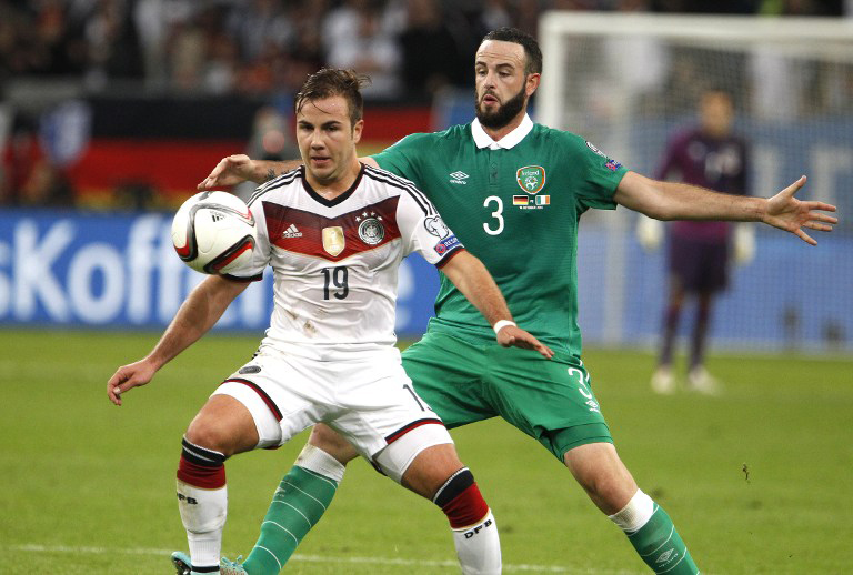 Mario Götze gegen den Iren John O'Shea am 14.Oktober 2014.  AFP PHOTO / ODD ANDERSEN