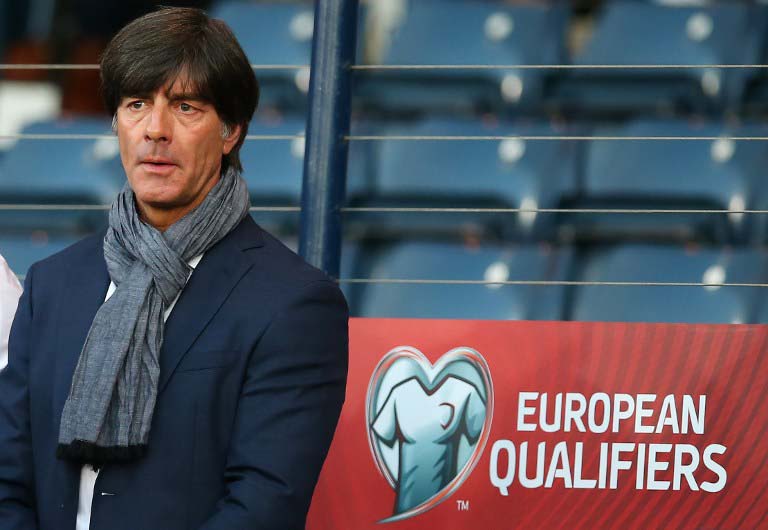 Bundestrainer Joachim Löw - Wird sich Deutschland vorzeitig für die EM 2016 qualifizieren? AFP PHOTO / IAN MACNICOL