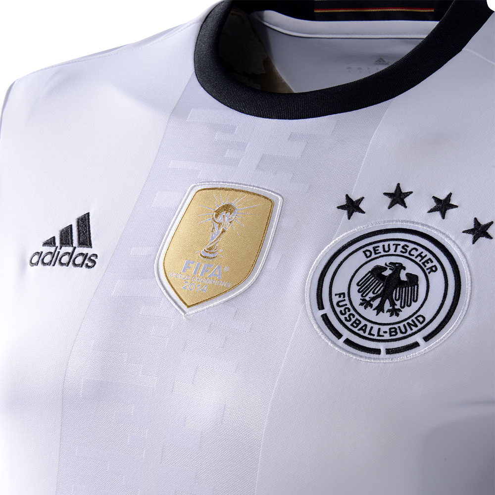 Das neue Deutschland Trikot 2016 im Detail (Foto AFP)