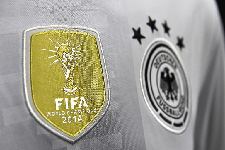 FIFA Badge und das DFB Logo auf dem neuen Deutschland Trikot 2016. AFP PHOTO / TOBIAS SCHWARZ