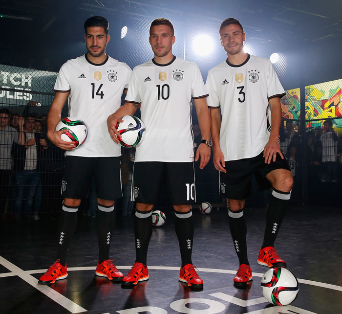 Emre Can, Lukas Podolski und Hector Jonas präsentieren das neue DFB-Trikot (FOTO ADIDAS)