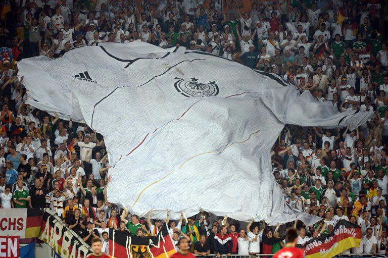 Ein riesiges Fußballtrikot von Deutschland bei der EM 2012 - für solche Aktionen ist der Fanclub Deutsche Nationalmannschaft bekannt. AFP PHOTO / DAMIEN MEYER / AFP / DAMIEN MEYER
