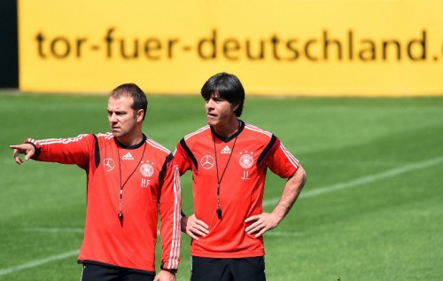 Joachim Loew (R) Ex-Coach Hansi Flick im Trainingslager San Leonardo in Passiria, Italien am 22.Mai 2014 vor dem FIFA World Cup 2014. AFP PHOTO / PATRIK STOLLARZ / AFP / PATRIK STOLLARZ