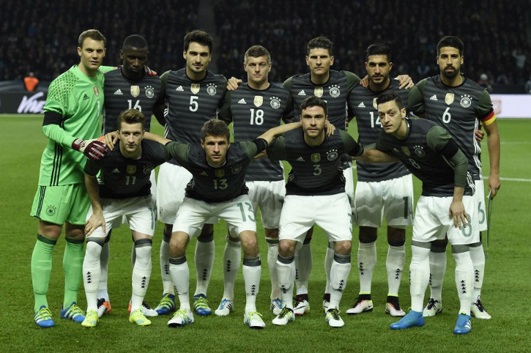 Detuschland Aufstellung(hinten von links nach rechts): Manuel Neuer,Rüdiger,Mats Hummels,Toni Kroos,Mario Gomez,Emre Can,Sami Khedira,(vorn von links nach rechts):Marco Reus,Thomas Müller,Jonas Hector,Mesut Özil beim Spiel Deutschland gegen England am 26.März.2016/AFP