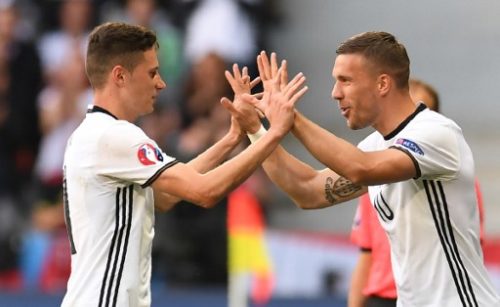 Lukas Podolski (R) wird für Julian Draxler beim 3:0 Sieg über die Slowakei eingewechselt. / AFP PHOTO / PATRIK STOLLARZ