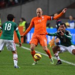 Netherlands' Arjen Robben (C) drives the ball past Mexico's players Mexico's Andres Guardado (L) and Mexico's Adrian Aldrete during the friendly football match betwenn the Netherlands and Mexico in Amsterdam, on November 12, 2014. AFP PHOTO / EMMANUEL DUNAND